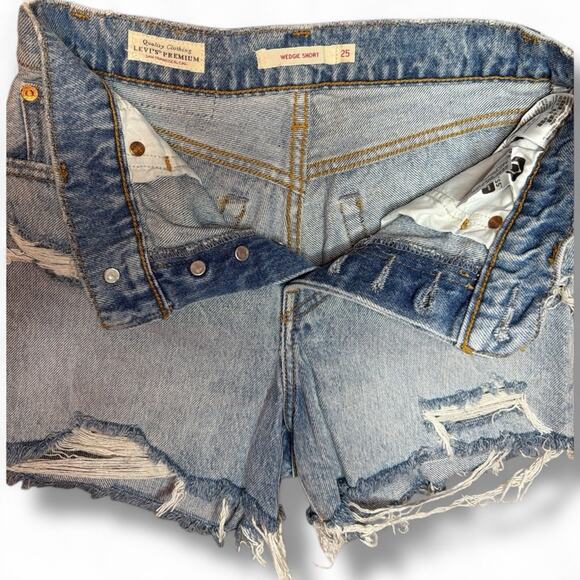 Levi's Wedgie Premium Light Wash Blue Distressed Jean Shorts Size 25 - Picture 2 of 3